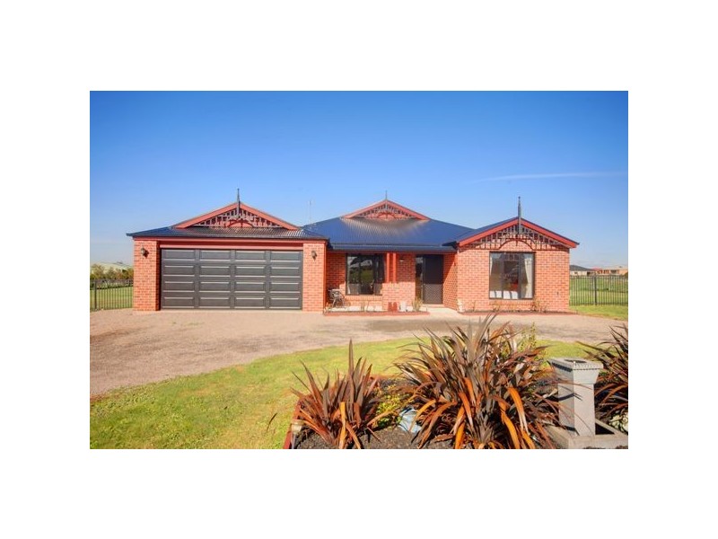 8 Leonie Court, Cardigan Village VIC 3352