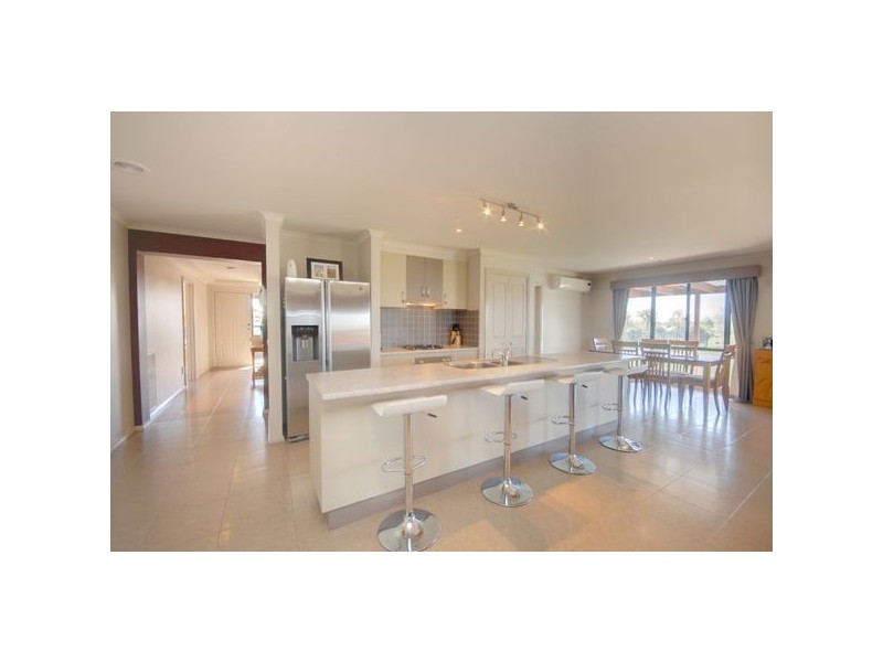 8 Leonie Court, Cardigan Village VIC 3352