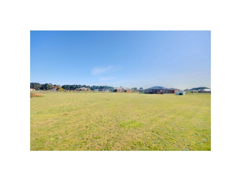 8 Leonie Court, Cardigan Village VIC 3352