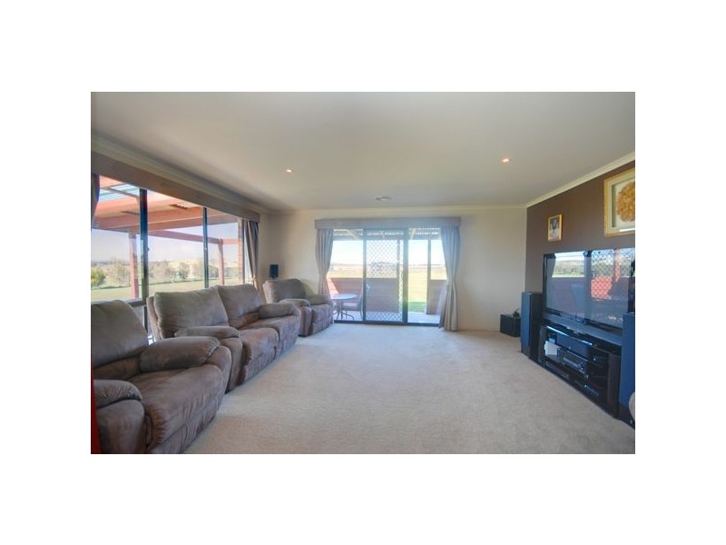 8 Leonie Court, Cardigan Village VIC 3352