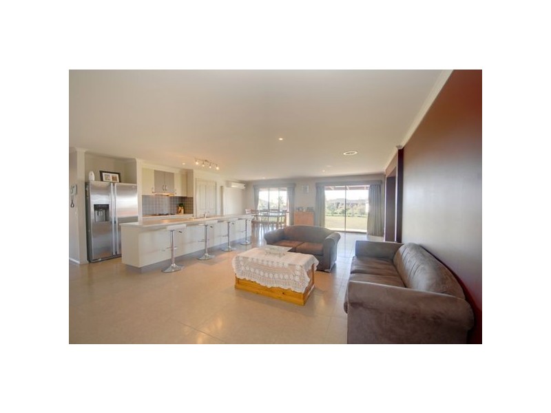 8 Leonie Court, Cardigan Village VIC 3352