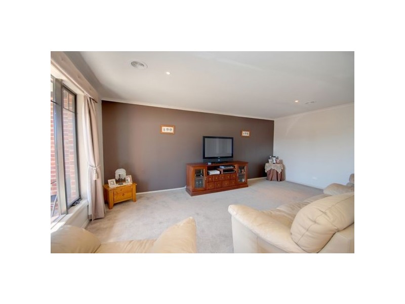 8 Leonie Court, Cardigan Village VIC 3352