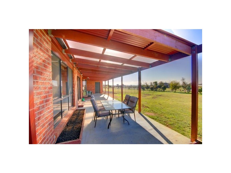 8 Leonie Court, Cardigan Village VIC 3352