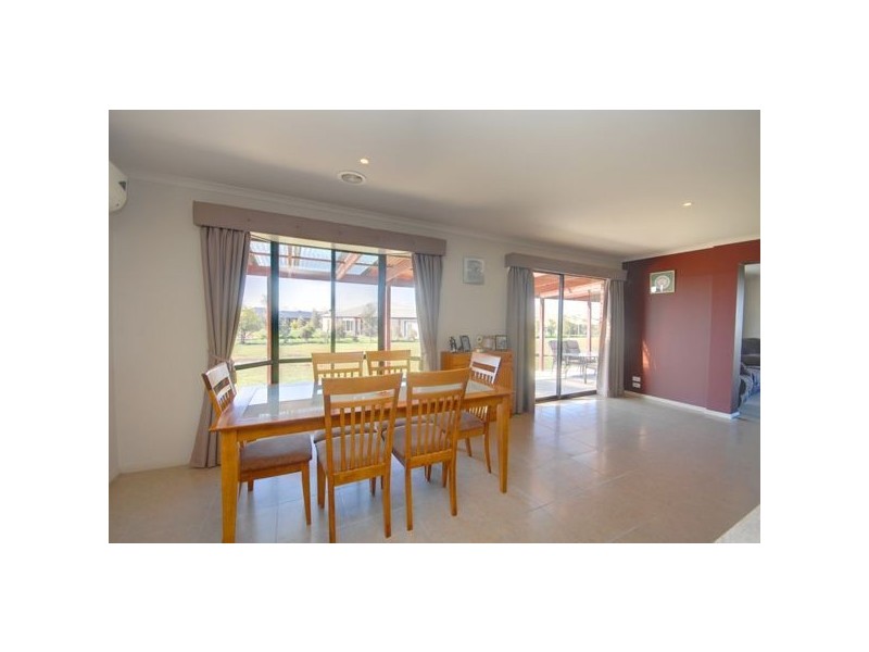 8 Leonie Court, Cardigan Village VIC 3352