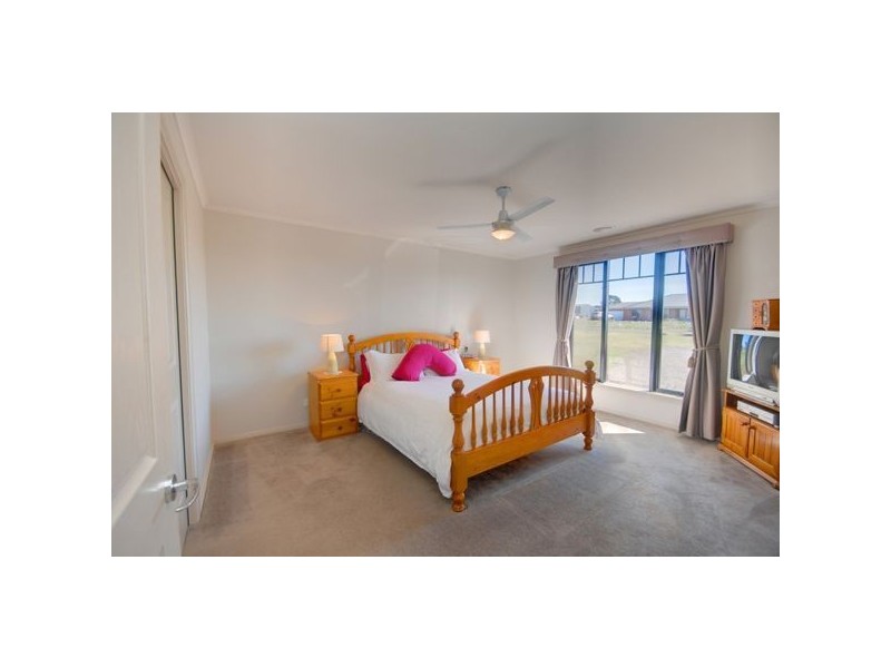 8 Leonie Court, Cardigan Village VIC 3352