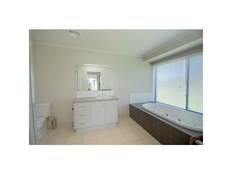 8 Leonie Court, Cardigan Village VIC 3352