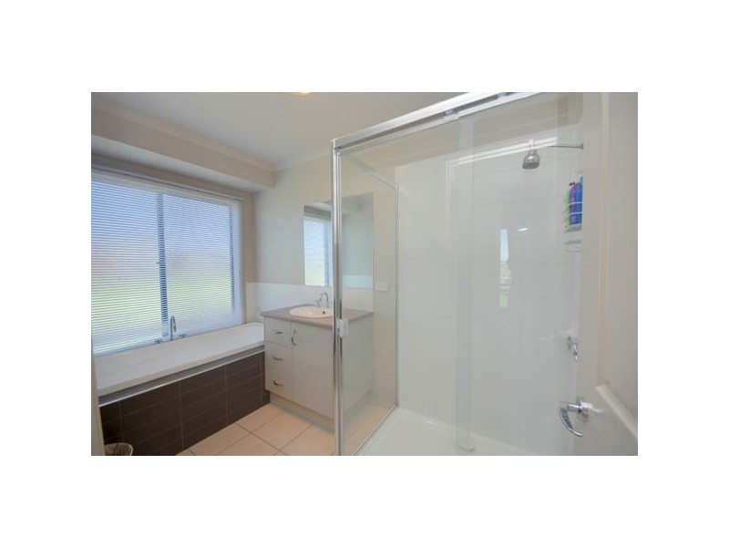 8 Leonie Court, Cardigan Village VIC 3352