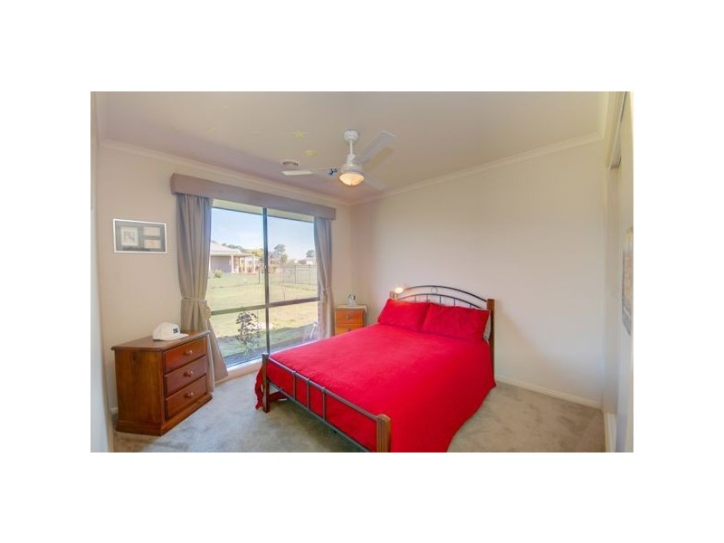 8 Leonie Court, Cardigan Village VIC 3352