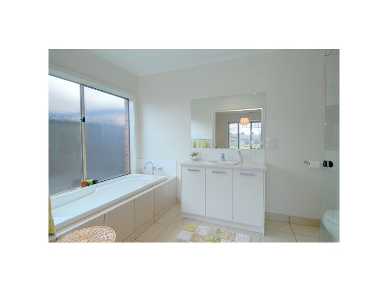 42 Lawrie Drive, Alfredton VIC 3350