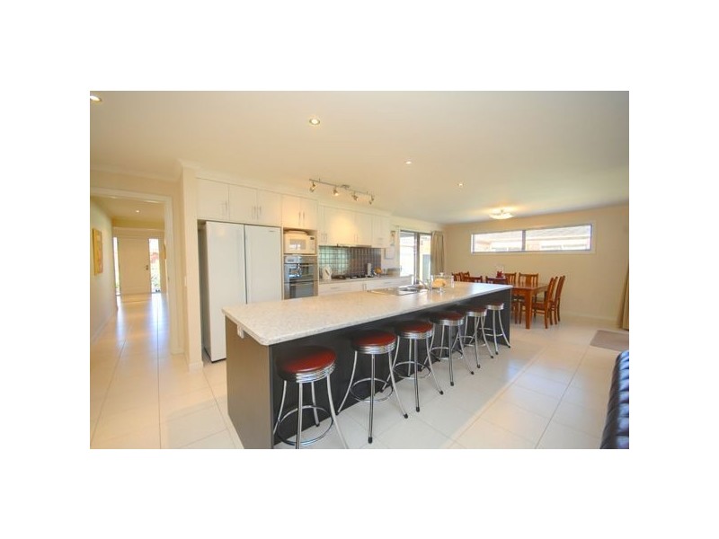 70 Stirling Drive, Lake Gardens VIC 3355