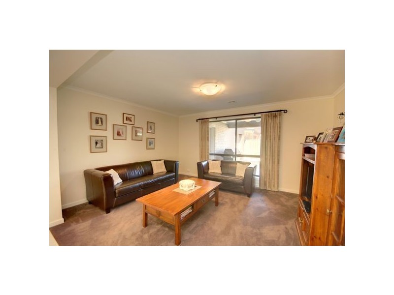 70 Stirling Drive, Lake Gardens VIC 3355