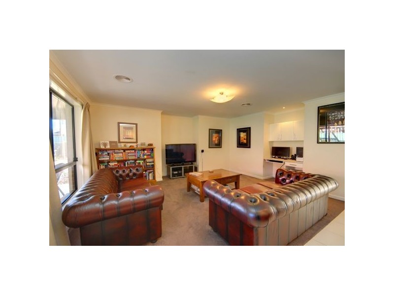 70 Stirling Drive, Lake Gardens VIC 3355