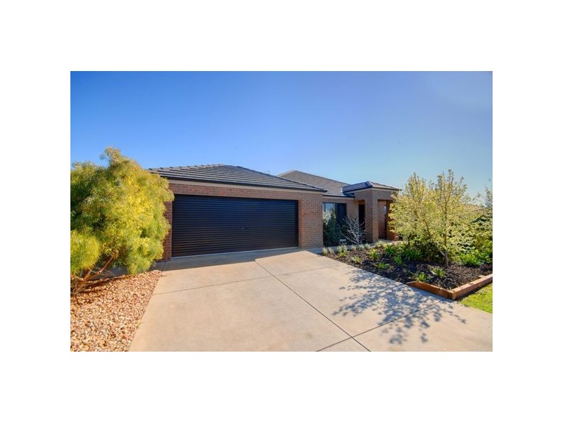 70 Stirling Drive, Lake Gardens VIC 3355