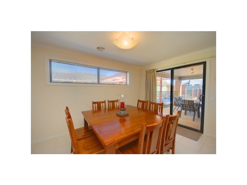 70 Stirling Drive, Lake Gardens VIC 3355