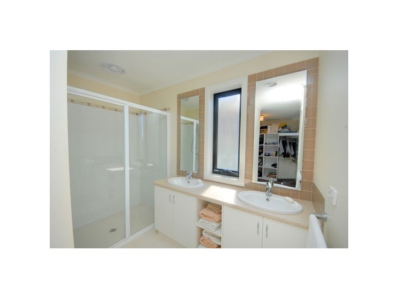 70 Stirling Drive, Lake Gardens VIC 3355