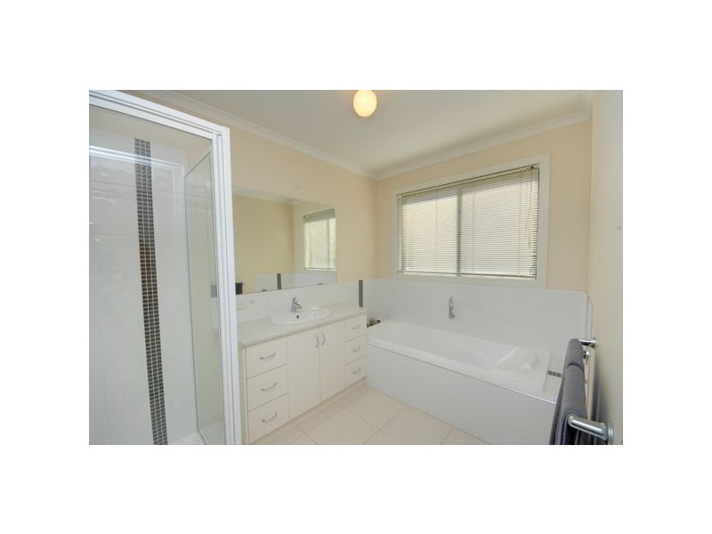 70 Stirling Drive, Lake Gardens VIC 3355