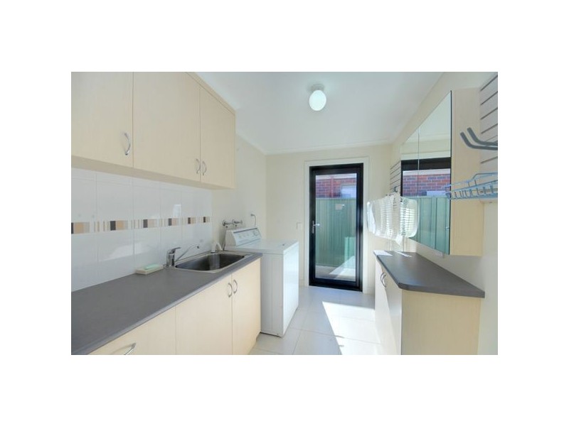 70 Stirling Drive, Lake Gardens VIC 3355