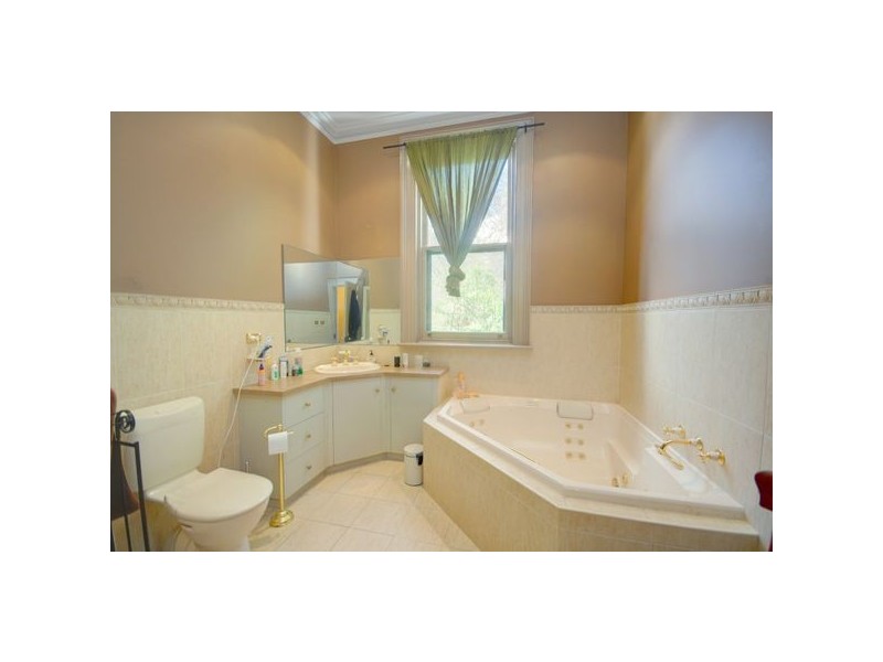 90 Sussex Street, Linton VIC 3360