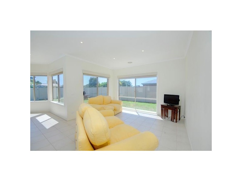 8 Yootha Court, Miners Rest VIC 3352