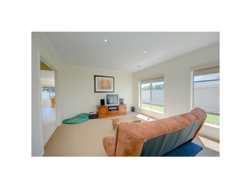 8 Yootha Court, Miners Rest VIC 3352