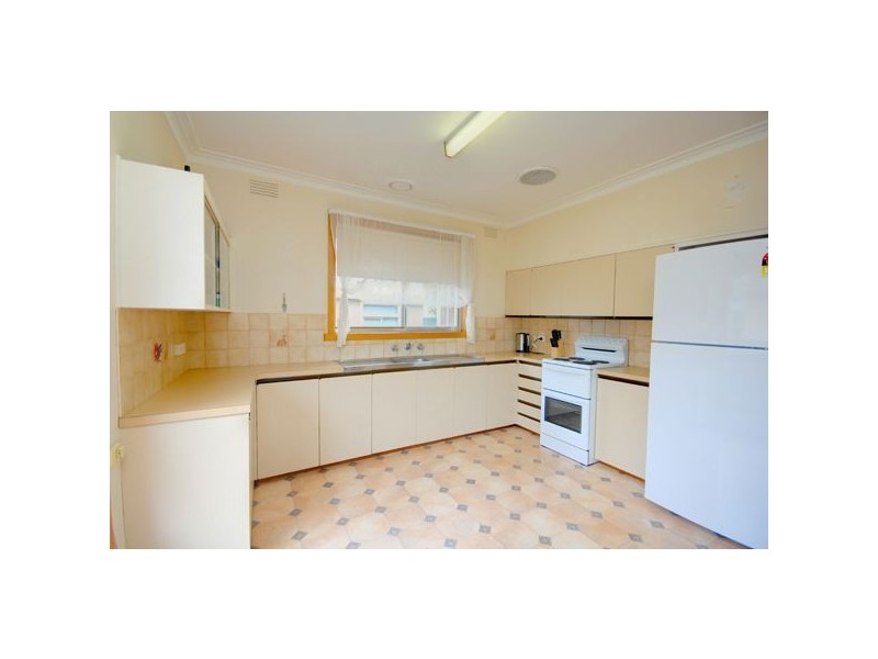 8 Bruce Drive, Sebastopol VIC 3356