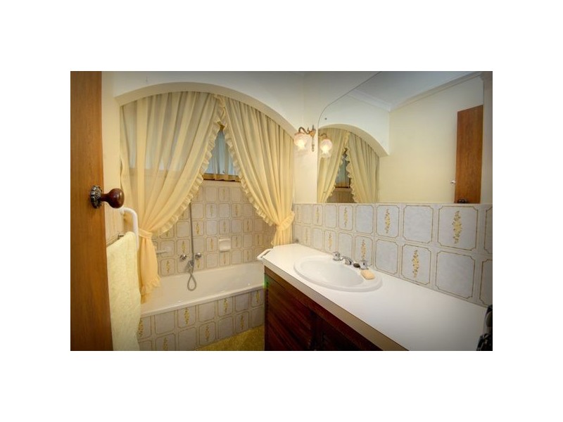 100 Whitelaw Avenue, Delacombe VIC 3356