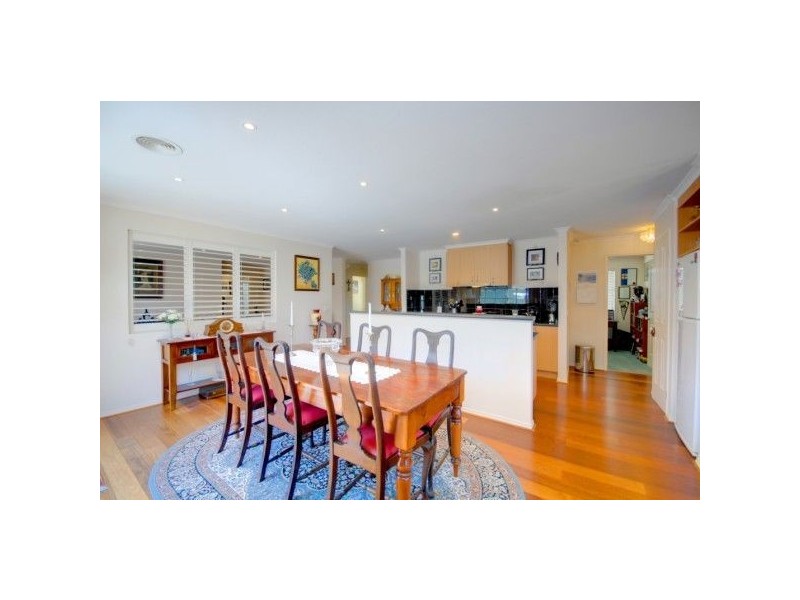 70 Faversham Avenue, Lake Gardens VIC 3355