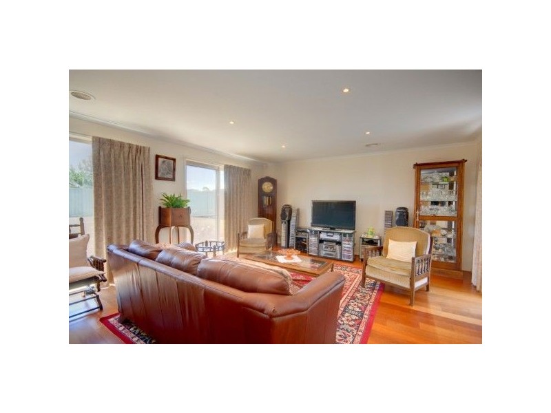 70 Faversham Avenue, Lake Gardens VIC 3355