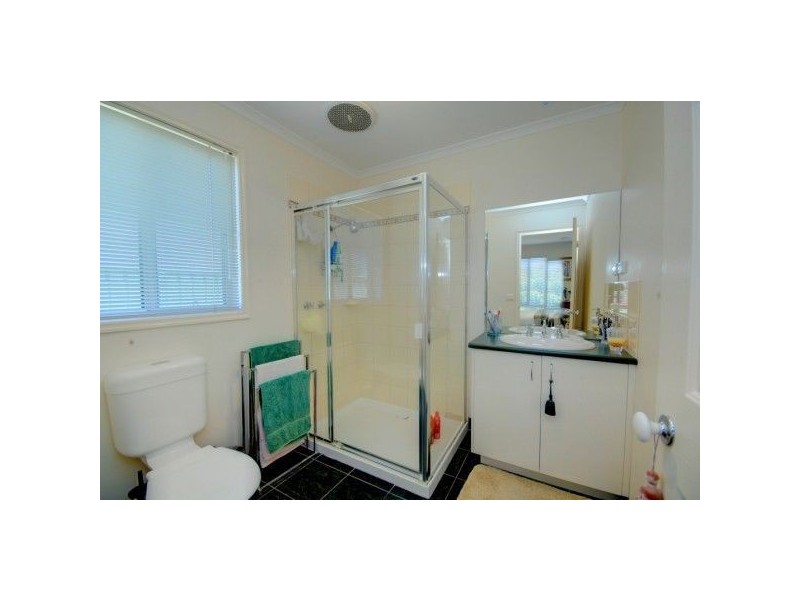 70 Faversham Avenue, Lake Gardens VIC 3355