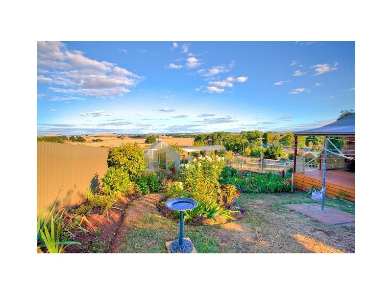 7 Bankin Street, Learmonth VIC 3352