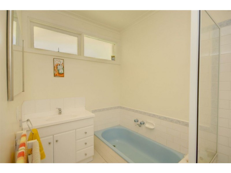 8 Maxlyn Avenue, Ballarat East VIC 3350