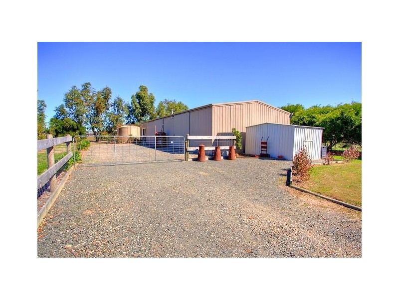 27 Ronald Court, Ross Creek VIC 3351