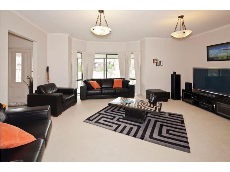 60 Rowan Parade, Wendouree VIC 3355