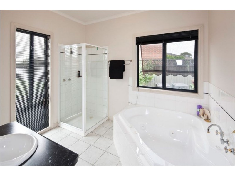 60 Rowan Parade, Wendouree VIC 3355