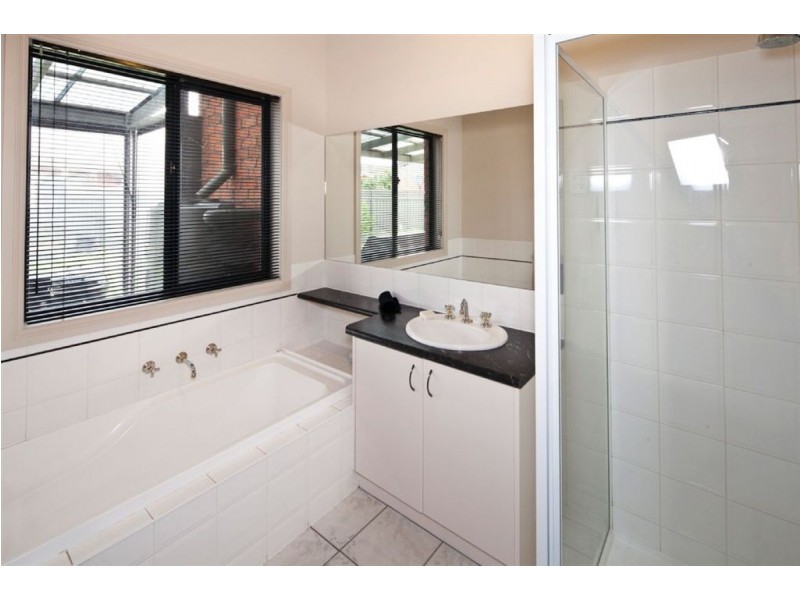 60 Rowan Parade, Wendouree VIC 3355