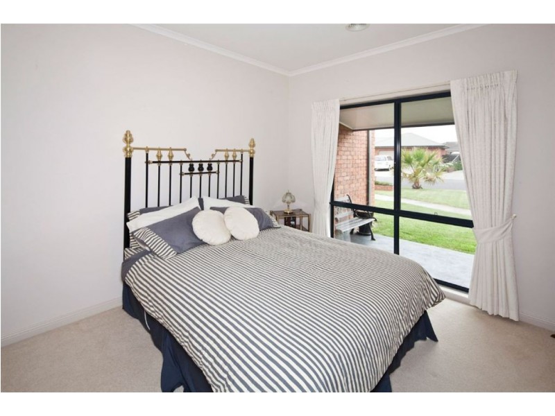 60 Rowan Parade, Wendouree VIC 3355