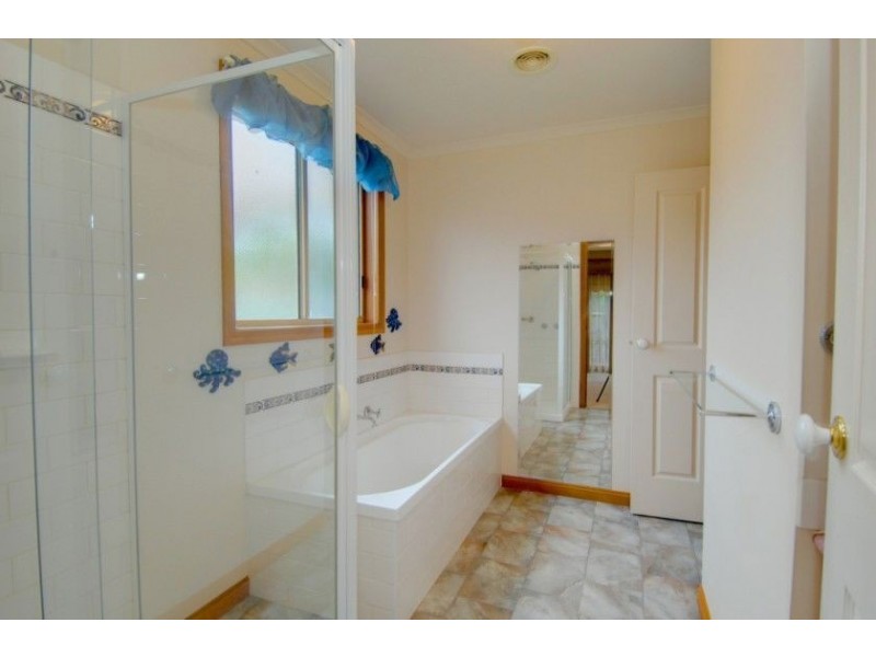 2/3 Pickford Street, Wendouree VIC 3355