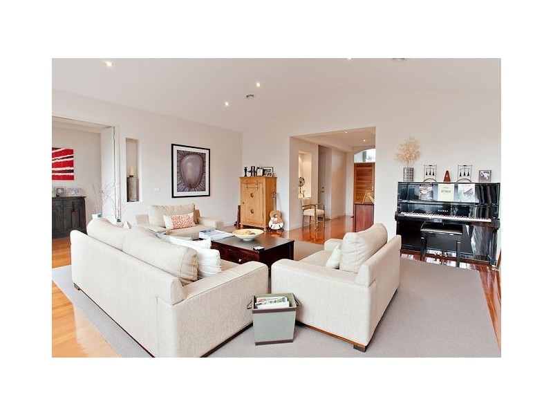 32 Faversham Avenue, Lake Gardens VIC 3355