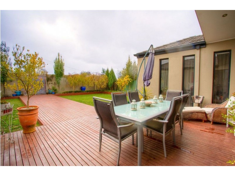 32 Faversham Avenue, Lake Gardens VIC 3355