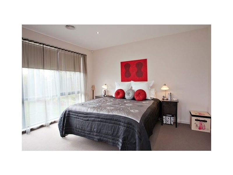 32 Faversham Avenue, Lake Gardens VIC 3355