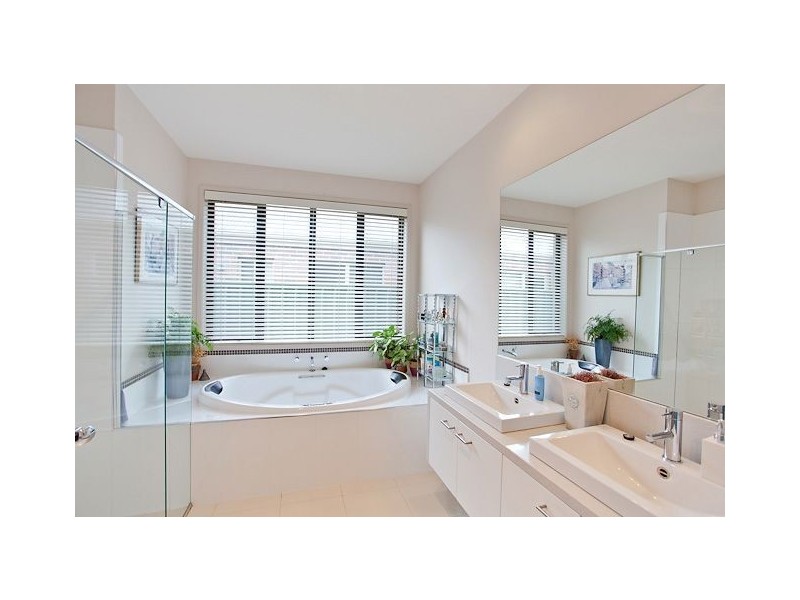 32 Faversham Avenue, Lake Gardens VIC 3355