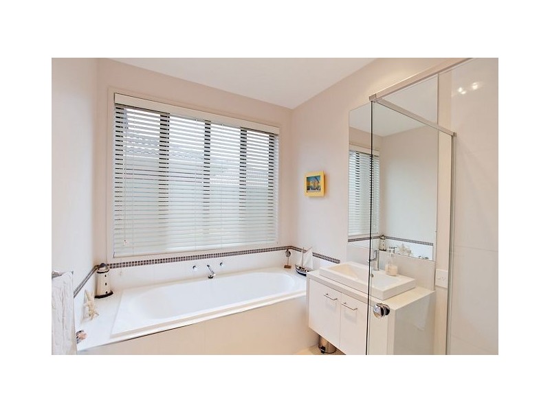 32 Faversham Avenue, Lake Gardens VIC 3355