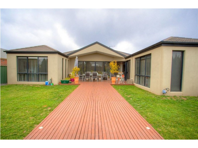 32 Faversham Avenue, Lake Gardens VIC 3355