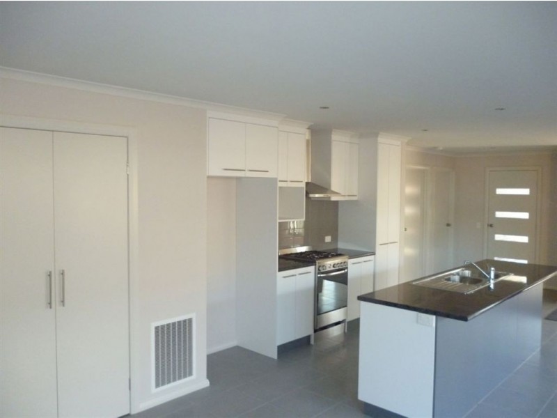 14 Creek View Close, Mount Clear VIC 3350