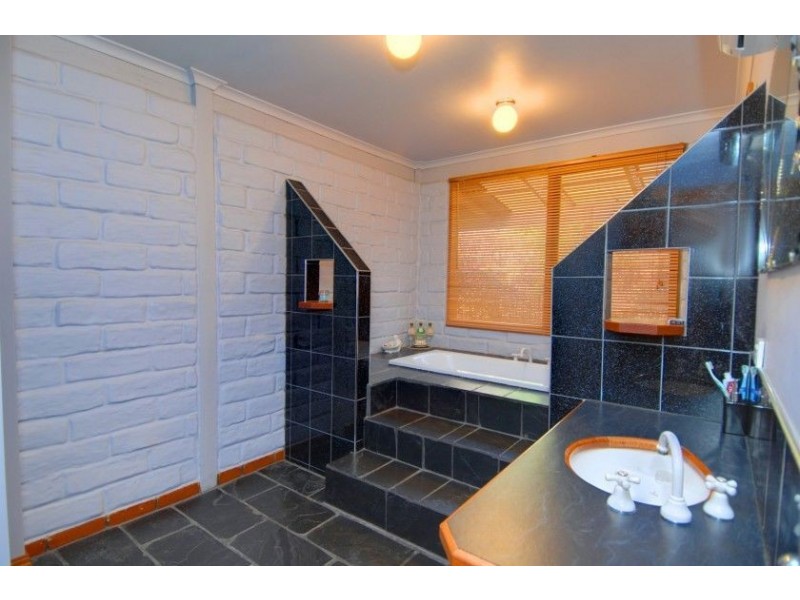49 Thomas Road, Haddon VIC 3351