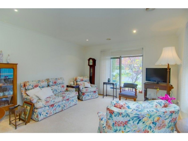 27 Ayrvale Avenue, Lake Gardens VIC 3355