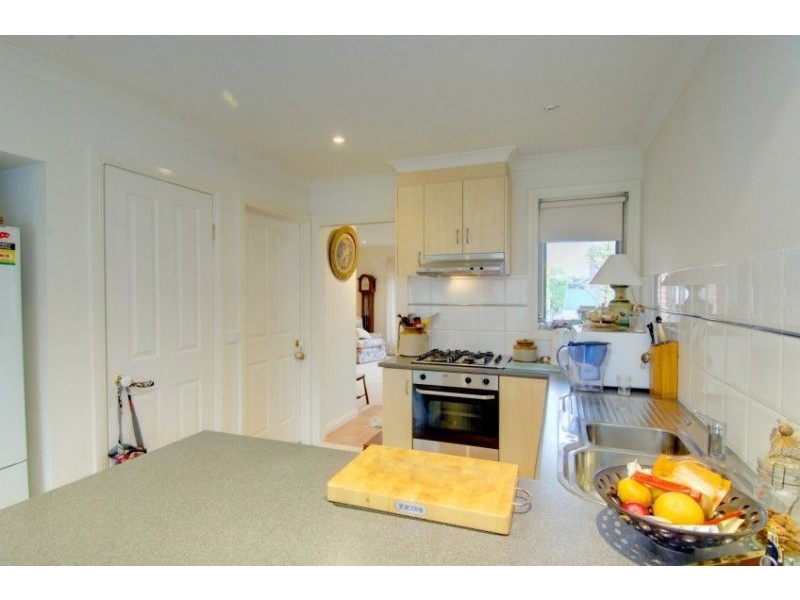 27 Ayrvale Avenue, Lake Gardens VIC 3355