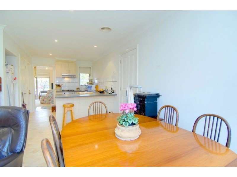 27 Ayrvale Avenue, Lake Gardens VIC 3355