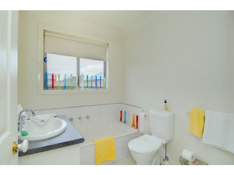 27 Ayrvale Avenue, Lake Gardens VIC 3355