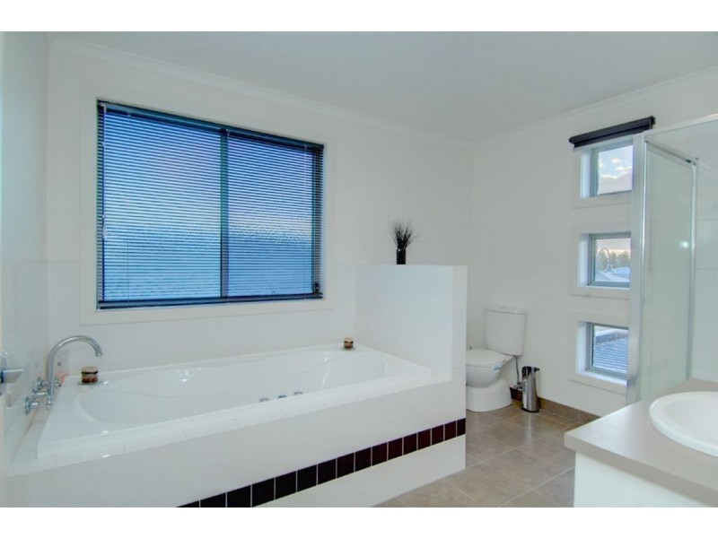 3 Lowry Crescent, Macarthur Park, Miners Rest VIC 3352